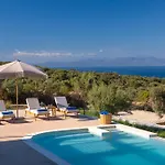 Flomis Luxury Villa Apolpaina